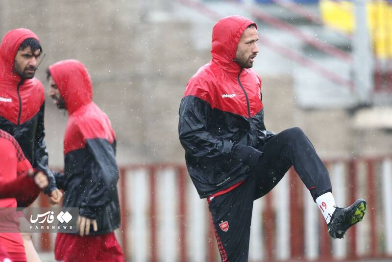 تمرین پرسپولیسیها زیر باران + عکس