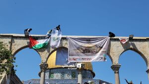 برافراشته شدن پرچم و بنر کمپین الضفةدرع القدس در مسجدالاقصی