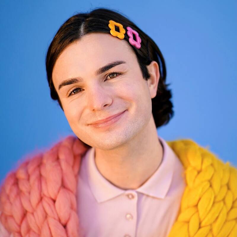 استفادهی کمپانی نایکی از مرد «زننما» برای تبلیغ البسه زنانه /واکنش خشمگینانه افکار عمومی آمریکا به ترویج انحراف جنسی +عکس