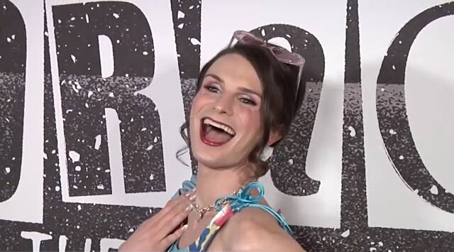 استفادهی کمپانی نایکی از مرد «زننما» برای تبلیغ البسه زنانه /واکنش خشمگینانه افکار عمومی آمریکا به ترویج انحراف جنسی +عکس