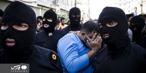 حمله شرور چاقو به دست به پلیس / عامل تخریب 14 دستگاه خودرو و منزل دستگیر شد