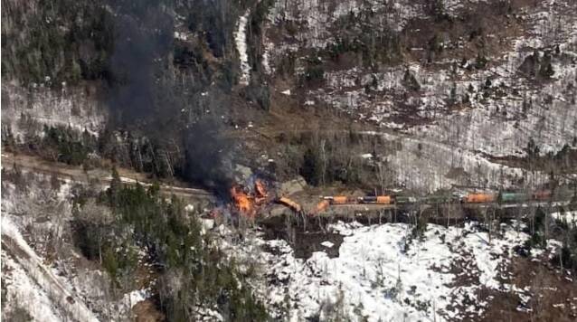 خروج قطار حامل مواد خطرناک از ریل در ایالت شمالی آمریکا+فیلم