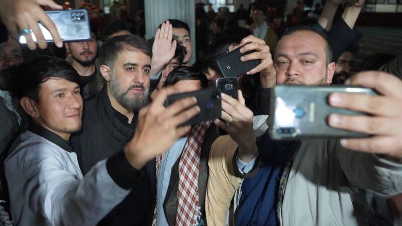 استقبال ۵ هزار نفری افغانستانیها از مداح سرشناس ایرانی در کابل +فیلم