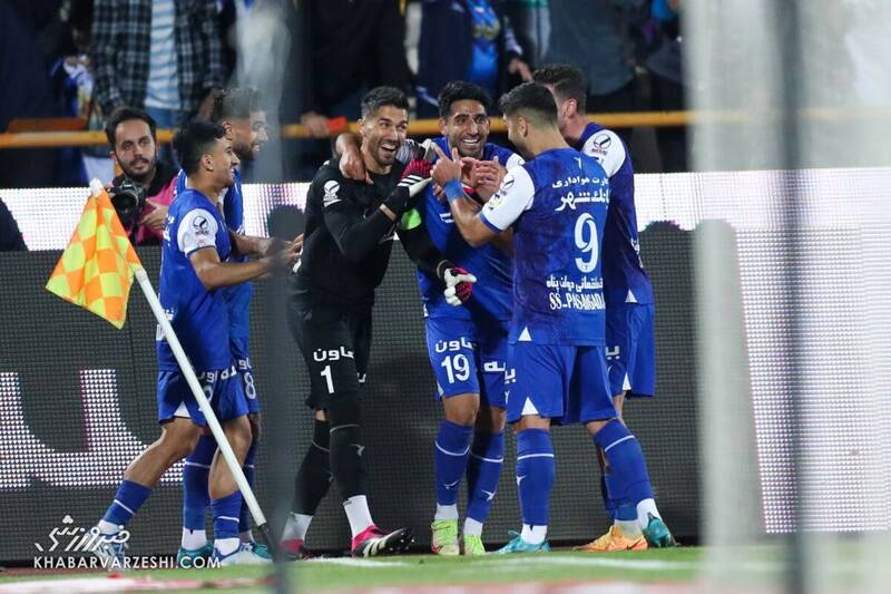 پنالتی حسینی تحقیرآمیز نبود؛ بیدلیل جو ندهید/ عطش گلزنی استقلال کار دست هوادار داد/ ساپینتو ثابت کرد پای کار است و برای پول به ایران نیامده...