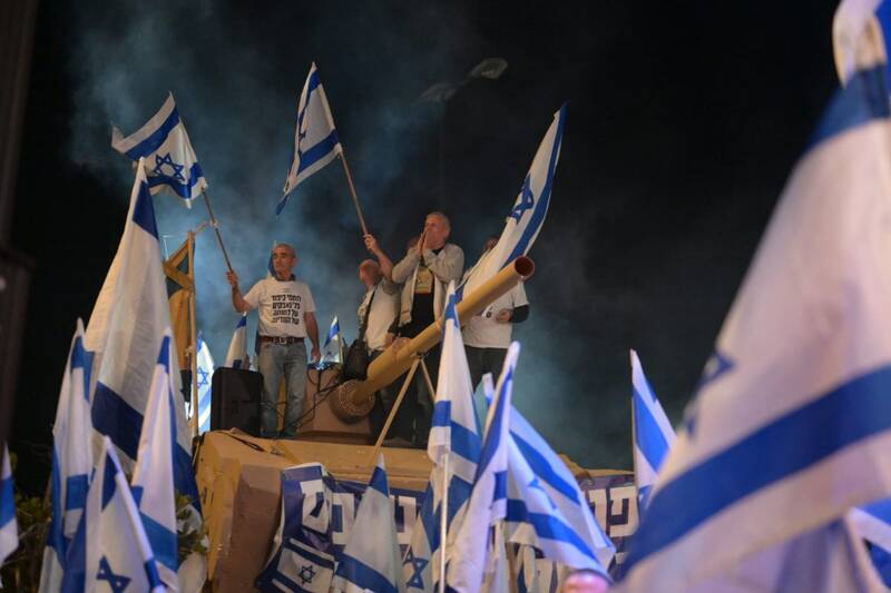 140 هزار صهیونیست علیه نتانیاهو به خیابان آمدند/ سقوط نتانیاهو در نظرسنجیها/ نظامیان صهیونیست برگه اعزام به خدمت خود را آتش زدند +عکس و فیلم