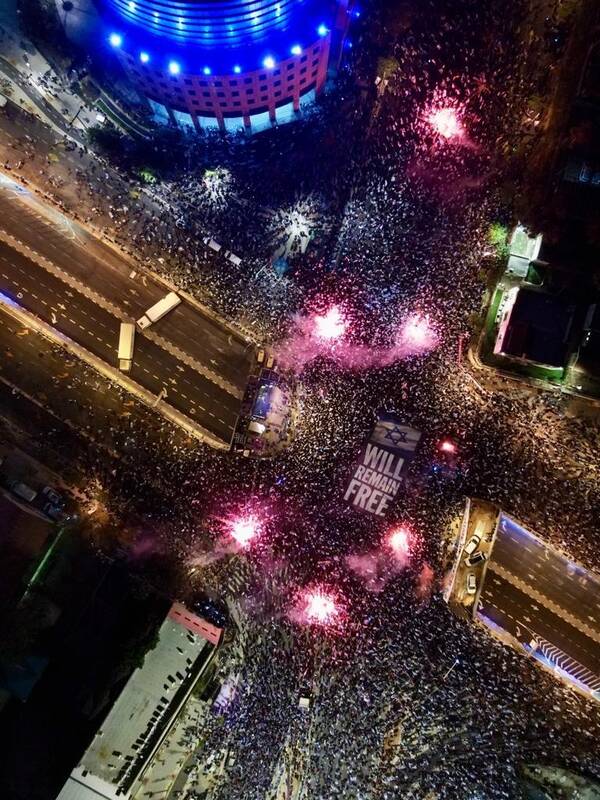 140 هزار صهیونیست علیه نتانیاهو به خیابان آمدند/ سقوط نتانیاهو در نظرسنجیها/ نظامیان صهیونیست برگه اعزام به خدمت خود را آتش زدند +عکس و فیلم