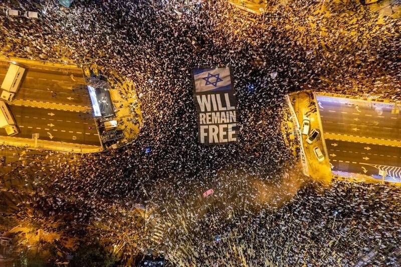 140 هزار صهیونیست علیه نتانیاهو به خیابان آمدند/ سقوط نتانیاهو در نظرسنجیها/ نظامیان صهیونیست برگه اعزام به خدمت خود را آتش زدند +عکس و فیلم