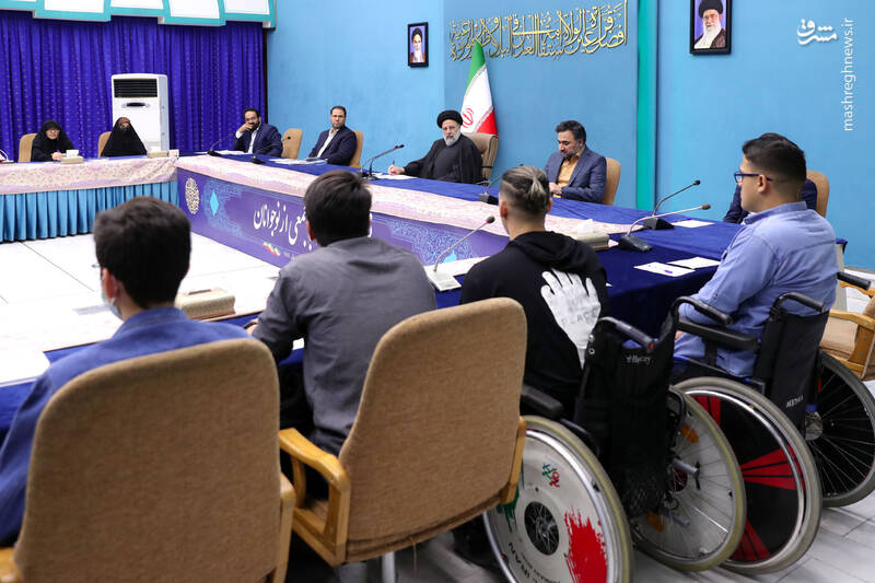 نشست صمیمی رئیس‌جمهور با جمعی از نوجوانان و دانش‌آموزان دهه هشتادی در نهاد ریاست جمهوری برگزار شد.