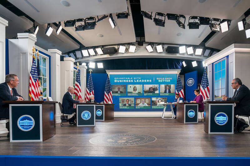 ویدیویی جنجالی از رییسجمهور آمریکا دوباره جنجال به پا کرد/آیا جو بایدن یک هنرپیشهی نقابپوش است؟+عکس و فیلم