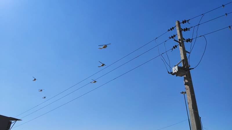 رژه هوایی بالگردهای هوانیروز ارتش بر فراز حرم امام خمینی (ره)