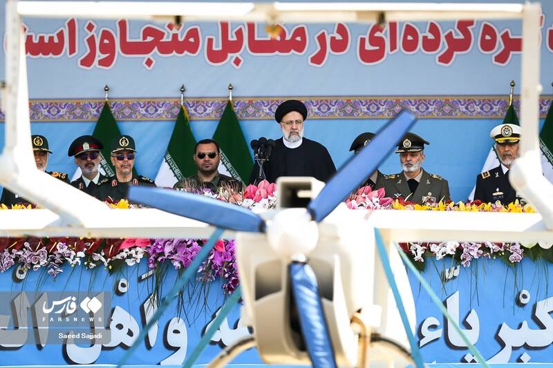 قدرتنمایی ارتش با تجهیزات پیشرفته نظامی/ رژه اقتدار جنگندهها و پهپادهای نیروی هوایی در آسمان تهران