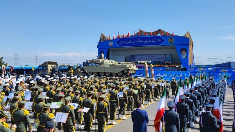 قدرتنمایی ارتش با تجهیزات پیشرفته نظامی/ رژه اقتدار جنگندهها و پهپادهای نیروی هوایی در آسمان تهران