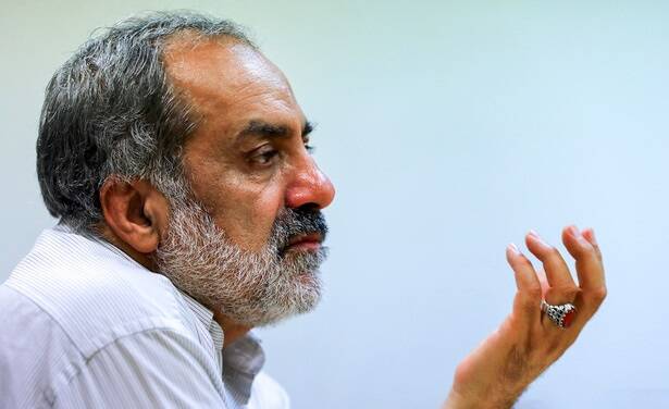 عماد افروغ یک روشنفکر عملگرا است / قائل به گفتگو با خط امامیها هستم / گروهی که فلسفه امام (ره) را درک نکند خط امامی نیست / برای برخی خط امام (ره) یک پروژه سیاسی است / تغییر ارزشها در جامعه نشانه نفوذ است / نمیتوان هم لیبرال بود و هم خط امامی ماند / بیبیسی فارسی التماس میکرد با من گفتگو کند 4