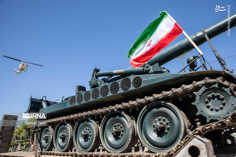 قدرتنمایی ارتش با تجهیزات پیشرفته نظامی/ رژه اقتدار جنگندهها و پهپادهای نیروی هوایی در آسمان تهران +عکس و فیلم