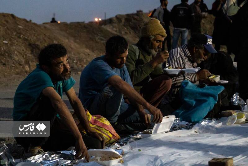 اجابت دعای شیخ حسین انصاریان در پاتوق کارتن خواب ها!