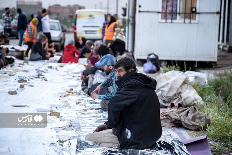 اجابت دعای شیخ حسین انصاریان در پاتوق کارتن خواب ها!