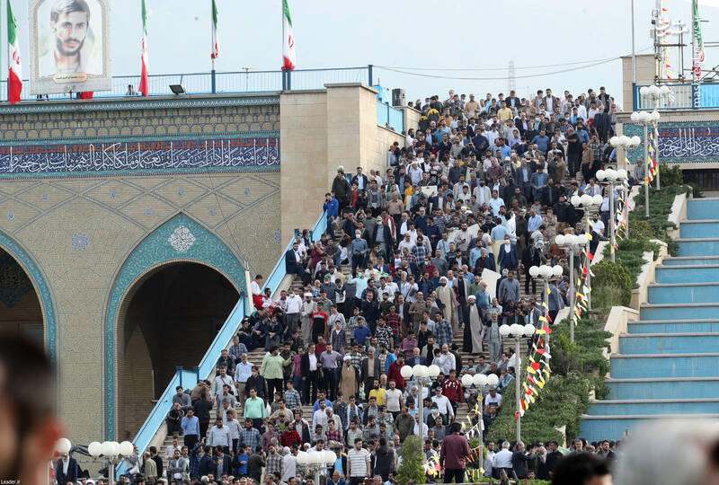 اقامه نماز عید سعید فطر به امامت حضرت آیتالله خامنهای/ ویژهبرنامههای عید فطر در مصلای تهران برگزار شد+ فیلم و تصاویر