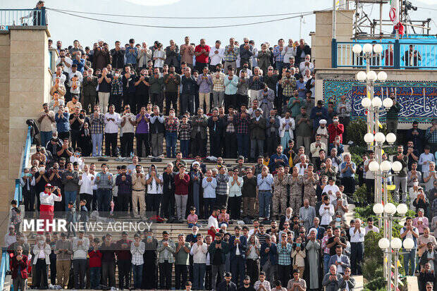 در حسرت یک متر جا برای سجده / این بهترین نمازی بود که نخواندم! 4