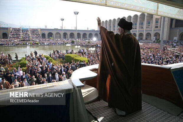 در حسرت یک متر جا برای سجده / این بهترین نمازی بود که نخواندم! 6