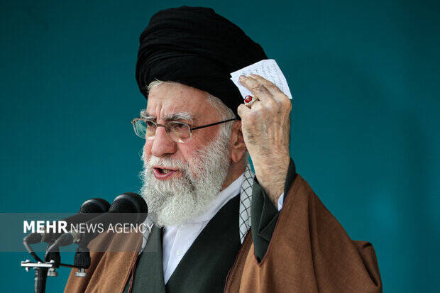 در حسرت یک متر جا برای سجده / این بهترین نمازی بود که نخواندم! 7