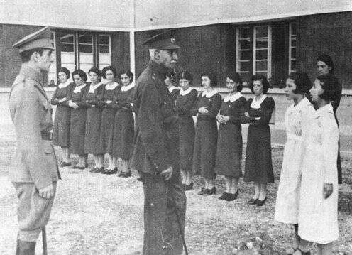 فرح یا رضا پهلوی؛ برای خاندان ریا، حرم امام رضا یا دیوار ندبه فرقی ندارد!+ عکس