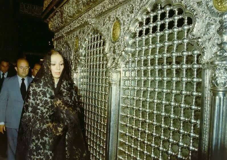 فرح یا رضا پهلوی؛ برای خاندان ریا، حرم امام رضا یا دیوار ندبه فرقی ندارد!+ عکس