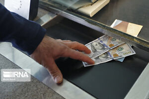 نرخ دلار در مرکز مبادله ارز و طلای ایران کاهش یافت