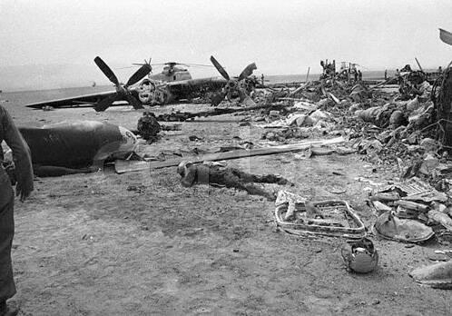 روزی که ایران گورستان آمریکاییها شد+ عکس