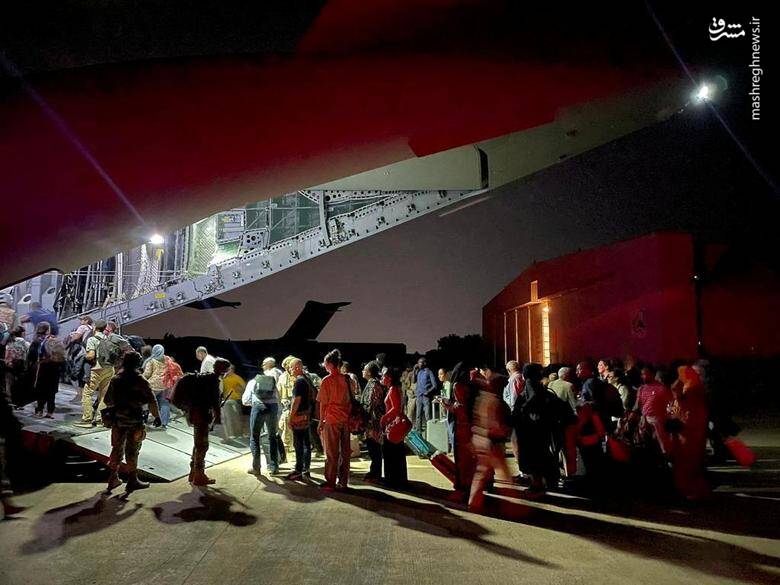 پرسنل دیپلماتیک اسپانیایی و شهروندان پس از تخلیه از سودان در حال سوار شدن به هواپیما هستند.