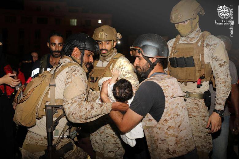 کمک نیروی دریایی عربستان سعودی برای خروج مهاجران از کشتی