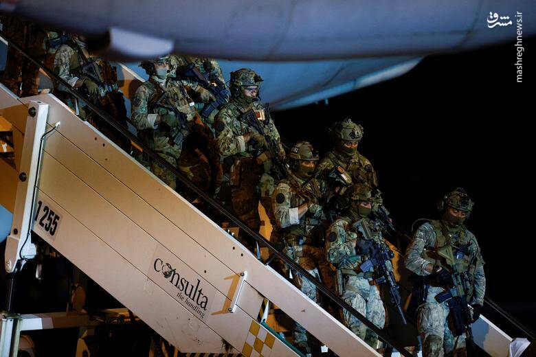 سربازان ارتش ایتالیا در حال خروج از هواپیما