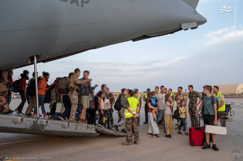 شهروندان فرانسوی بعد از خروج از سودان در فرودگاه جیبوتی تخلیه می‌شوند.