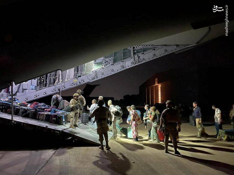 شهروندان اسپانیایی در حال سوار شدن به هواپیما برای خروج از سودان