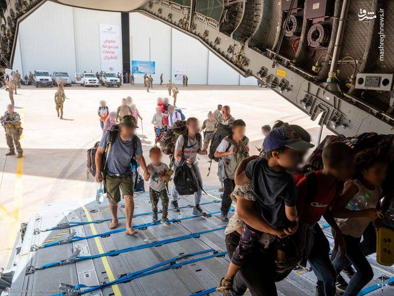 شهروندان فرانسوی در حال سوار شدن هواپیما تا از سودان خارج شوند.