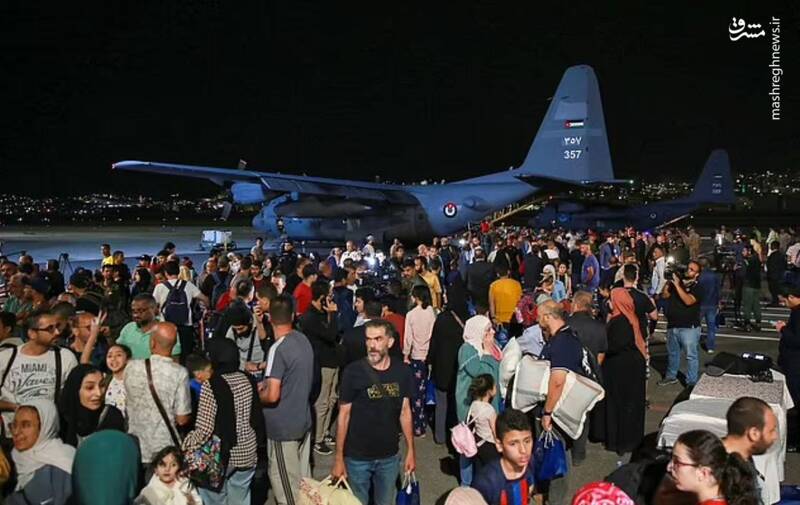 شهروندان اردنی در انتظار سوار شدن به هواپیما و خروج از سودان
