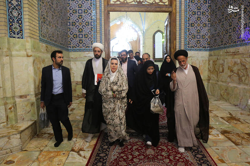 عکس/ سفیر بولیوی در حرم مطهر حضرت معصومه(س)