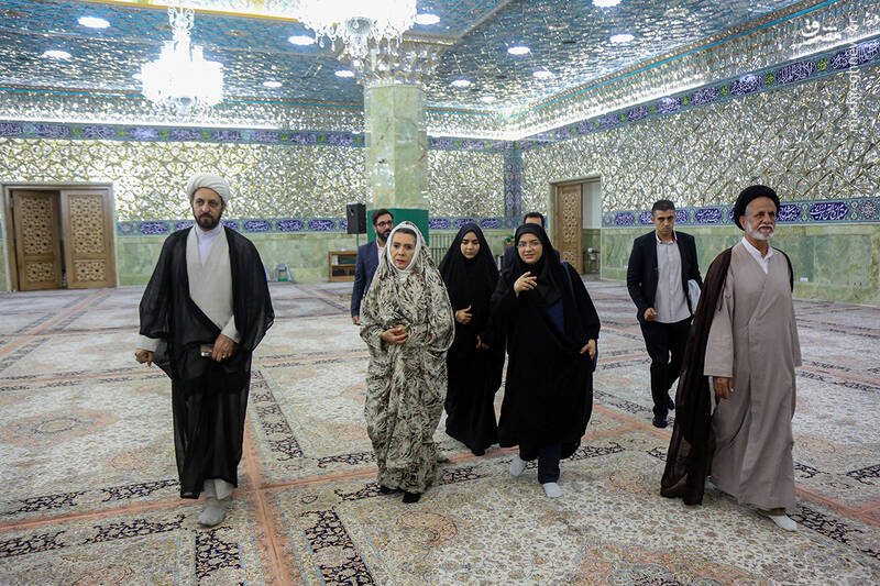 عکس/ سفیر بولیوی در حرم مطهر حضرت معصومه(س)