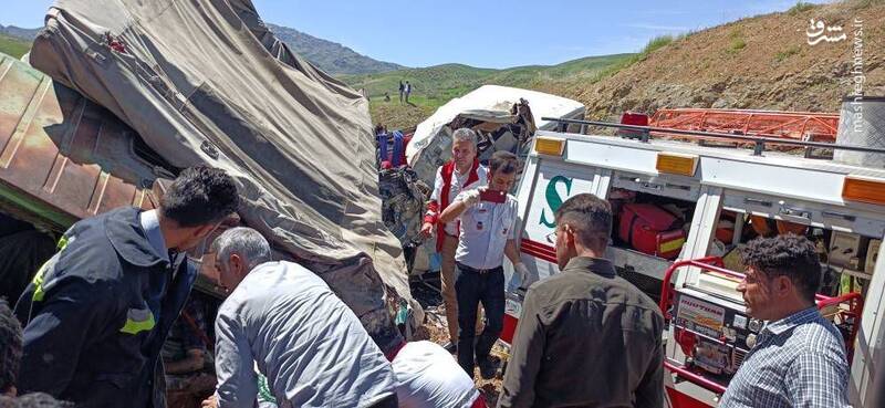 عکس/ ۵ کشته در تصادف مینیبوس و کامیون در کردستان
