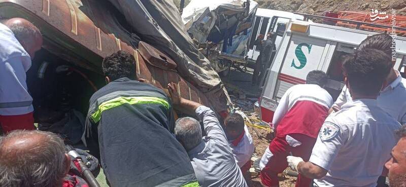 عکس/ ۵ کشته در تصادف مینیبوس و کامیون در کردستان