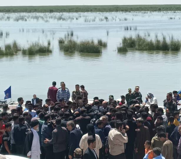 فیلم/ حضور رئیسی در جمع مردم روستای صراخیه