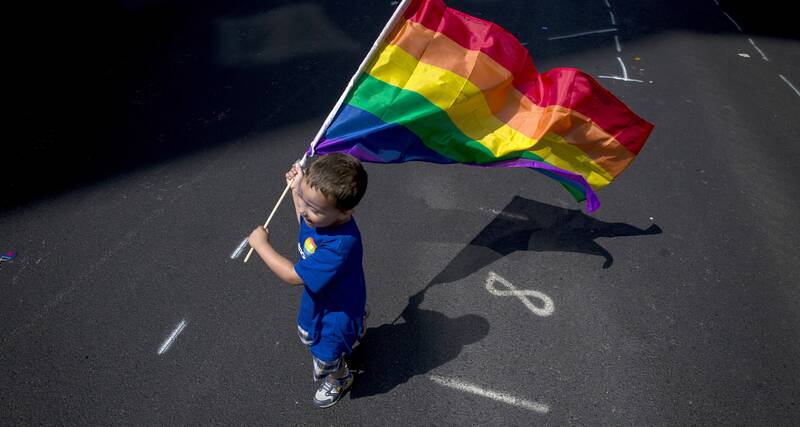 جنون لیبرالهای آمریکایی و تراژدی «کودکان رنگین کمانی» / ربودن فرزندان از والدین به بهانه «تغییر جنسیت» قانونی میشود!