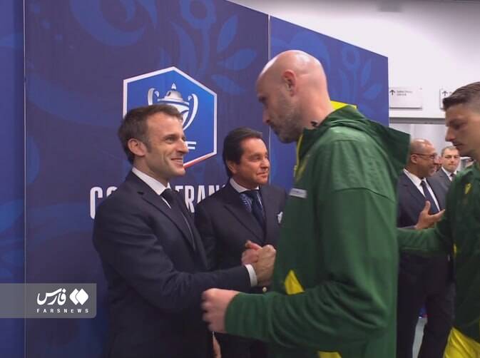 کارت قرمز مردم به ماکرون/ رئیسجمهور خود را از تماشاگران مخفی کرد +فیلم و عکس