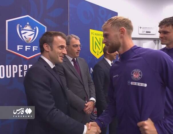 کارت قرمز مردم به ماکرون/ رئیسجمهور خود را از تماشاگران مخفی کرد +فیلم و عکس