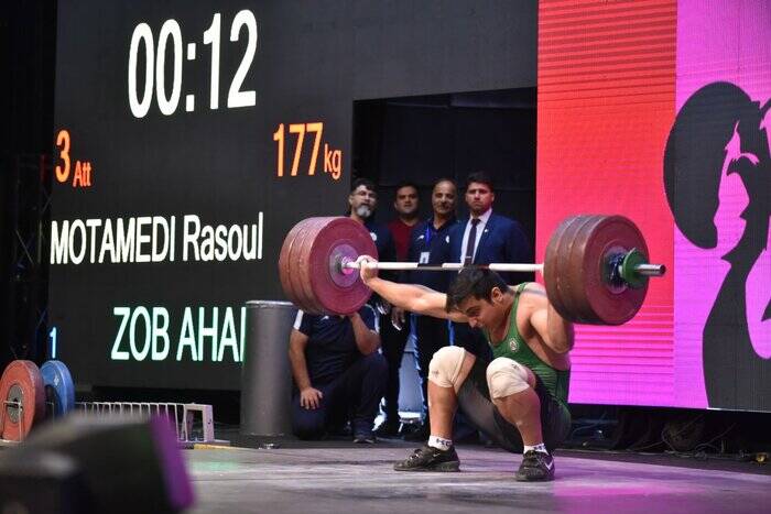 قهرمان جهان دست به وزنه شد