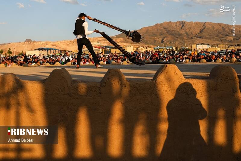 عکس/ آئین سنتی پهلوانی بیل گردانی نیم ور