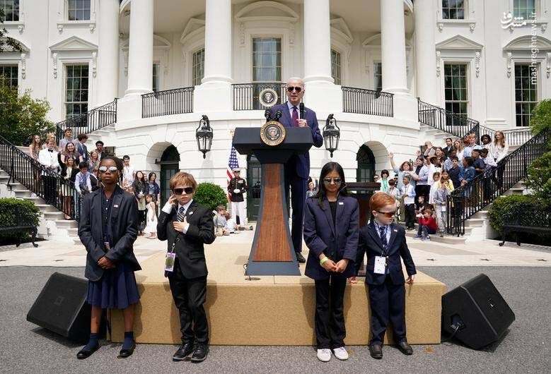 کودکان با لباس محافظان در جایگاه سخنرانی بایدن در کاخ سفید _ آمریکا