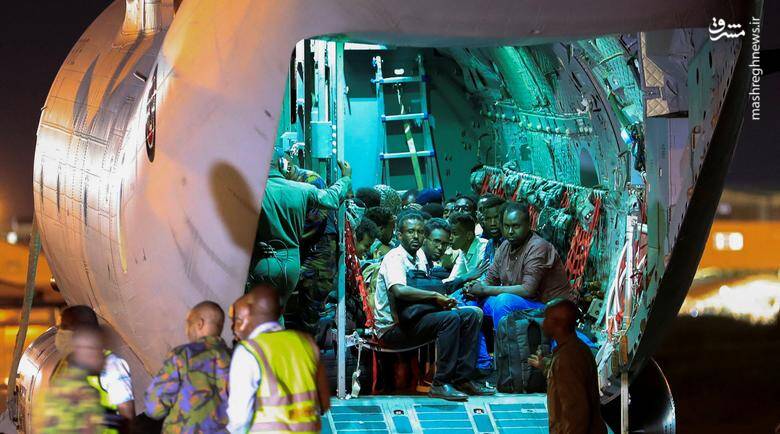 شهروندان کنیایی در حال خروج از سودان