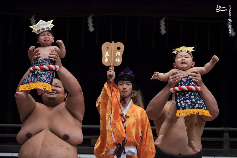 بالابردن نوزادان توسط کشتی گیران سومو در توکیو _ ژاپن