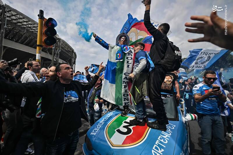 هواداران تیم ناپلی در حال تشویق تیمشان در خارج از ورزشگاه در ناپل _ ایتالیا