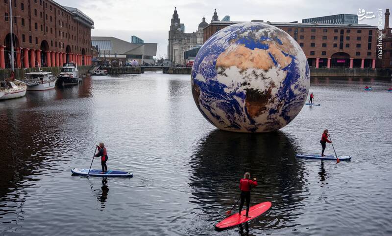 قایق سواری مردم در حاشیه یک رویداد هنری در لیورپول _ انگلستان